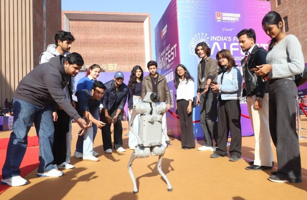 चंडीगढ़ यूनिवर्सिटी घड़ूआं कैंपस में भारत के पहले AI फेस्ट के दौरान एक रोबोट के साथ चंडीगढ़ यूनिवर्सिटी के छात्र